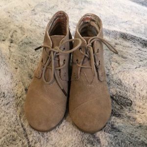 Toms lace up brown wedges